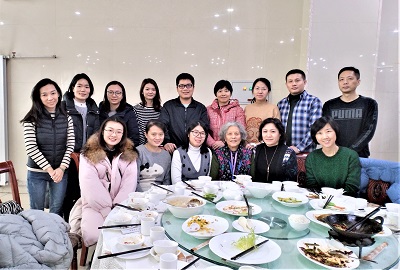 黄锡卿（前排右三）与柬语部年轻人合影（2019年1月）.jpg