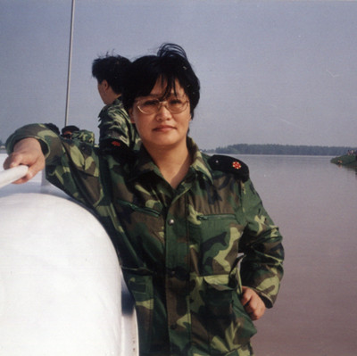 1998年，顾保孜前往长江抗洪第一线采访_副本.jpg