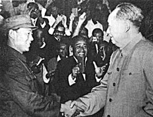 3.1967年“五一劳动节”，金敬迈在天安门城楼受到毛主席亲切接见.jpg
