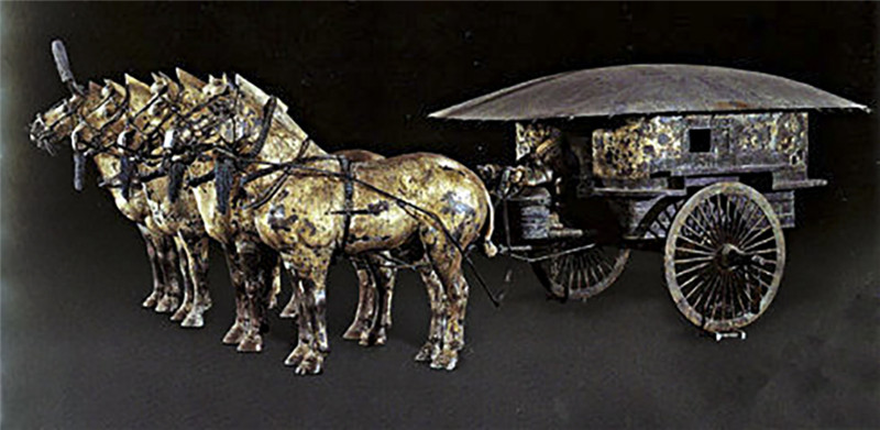 (青铜车马)秦始皇兵马俑博物馆向世人展示的这支在地下埋了两千多年