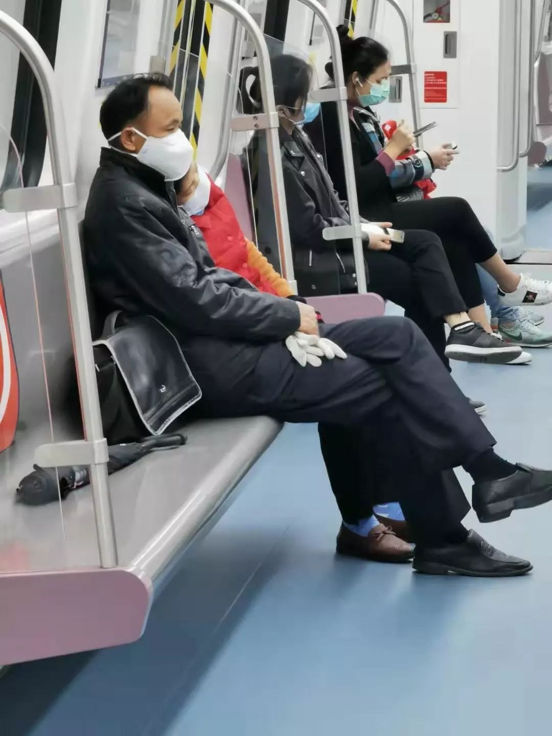 战疫月光下的地铁人