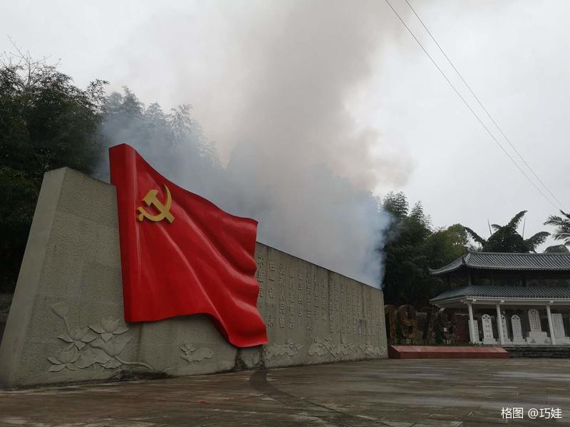 向英烈致哀 你们在党旗指引下冲锋陷阵 共和国的旗帜上是你们血染的