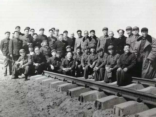 列车从铁道兵烈士肩头呼啸穿越