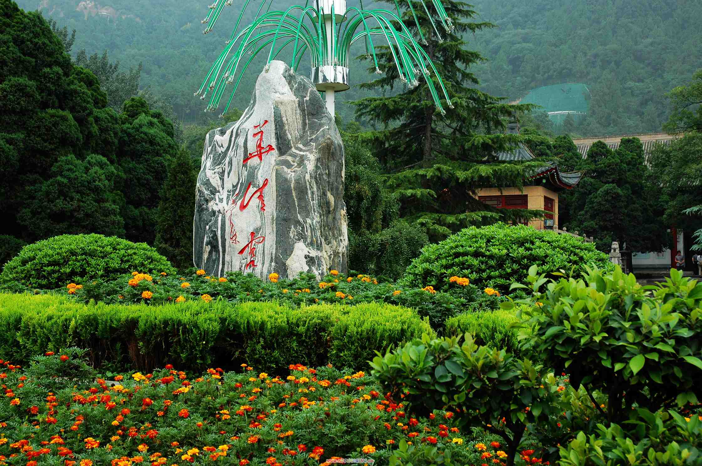 他曾在一首《自京赴奉先县咏怀五百字》的长诗中,通过对寒冬清晨路过