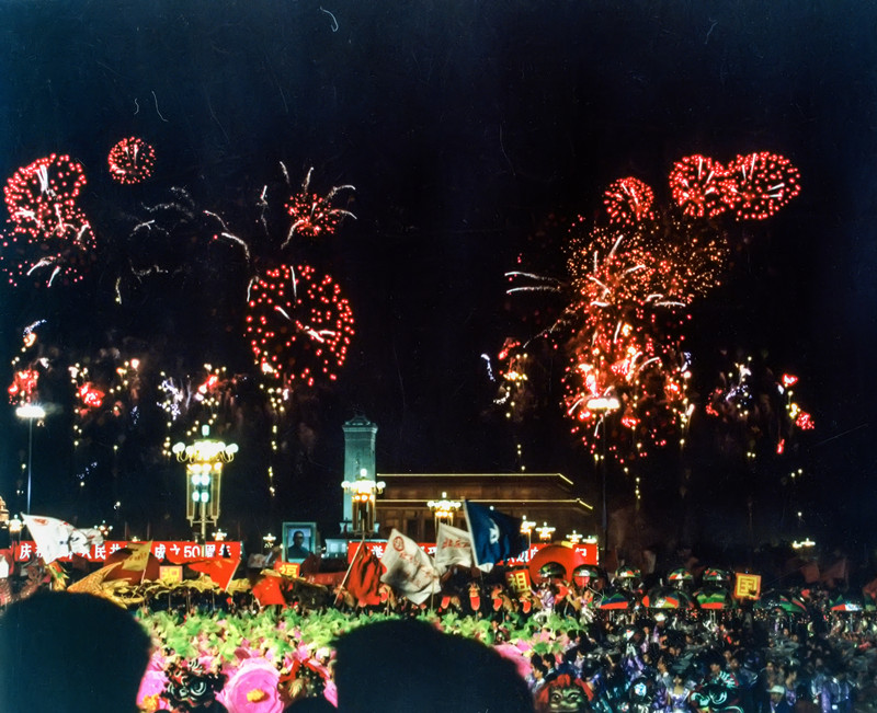 同时抓拍了当时欢庆时刻烟花画面.