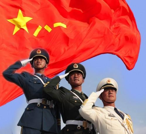 假如祖国需要我重上战场,敬礼:向着引领我成长的军旗致敬!