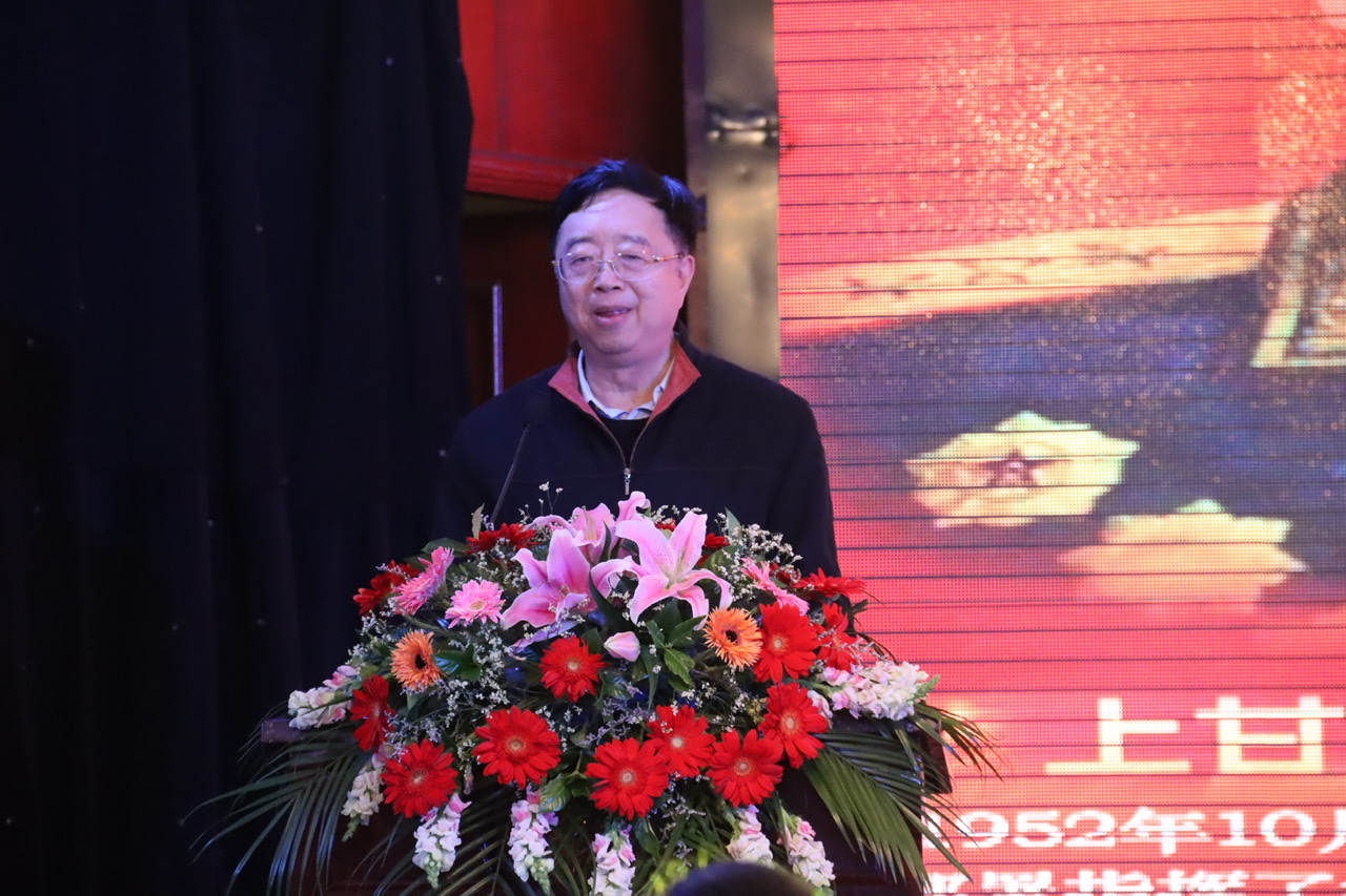 邓穗会长向与会人员介绍大型文献纪录片《邓华上将》的拍摄过程和重大