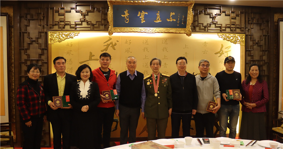 胡将军, 邓穗,彭宇,梁晓源向《跨过鸭绿江》主创团队代表赠送纪念抗美