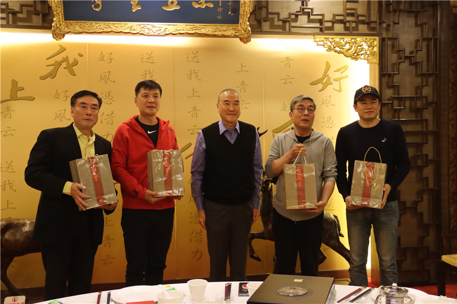 梁晓源董事长向与会剧组人员赠送"万岁军"酒