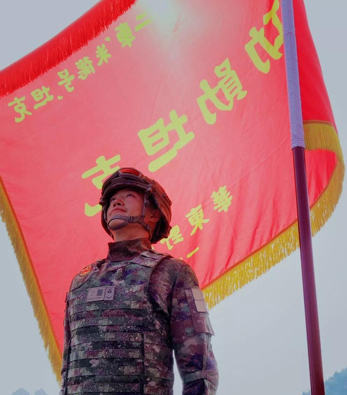 在新中国70华诞的阅兵式上,代表100个光荣集体的战旗方阵霸气登场