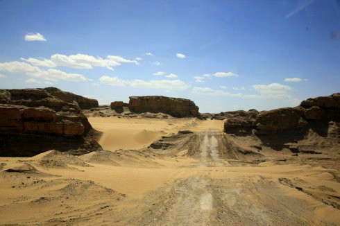 1510066343934349.jpg 花土沟附近的一段土路.jpg