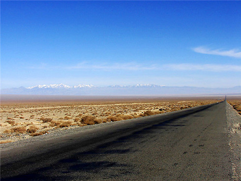 1510067036127507.jpg 一望无际的戈壁公路.jpg