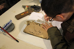 1515852393869672.jpg 细心地修复古籍_副本.jpg