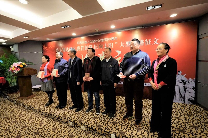 与梦秋等合影.jpg