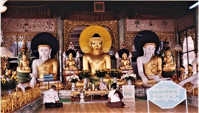 1538787652142435.jpeg 虔诚拜佛的善男信女.jpeg