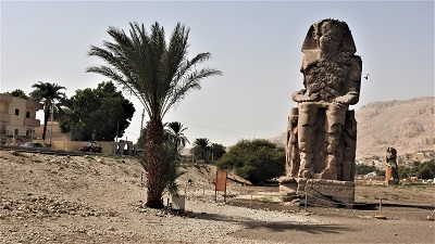 尼罗河西岸美姆农巨石像与椰枣树.JPG