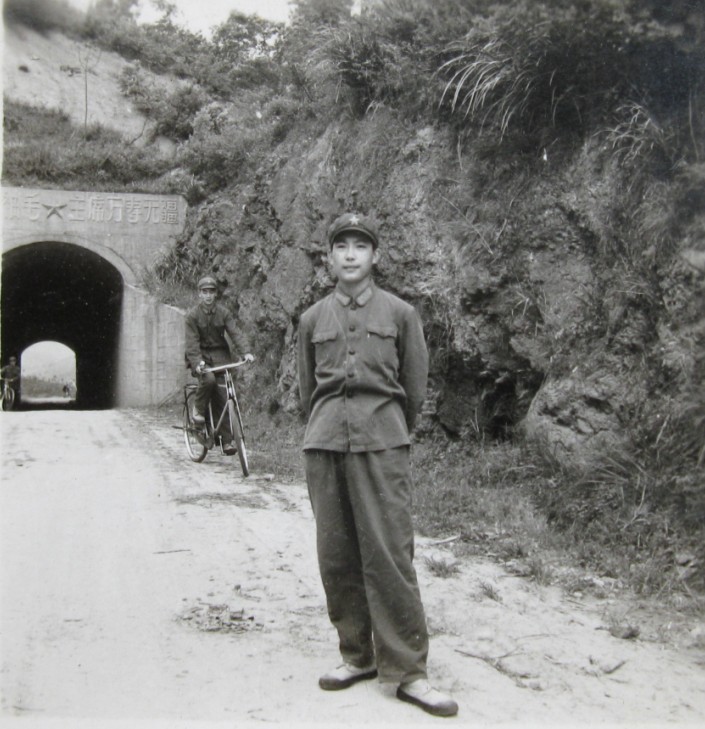 1973坑道前留影.jpg