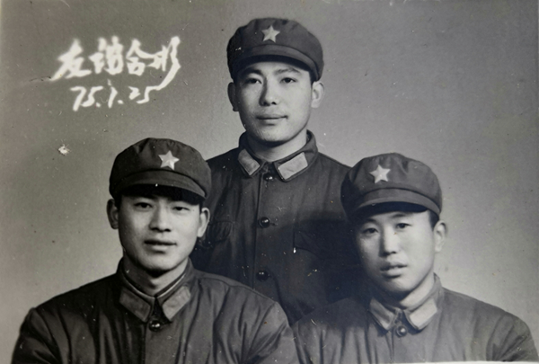 1549762246631706.png 1975战友留影(作者为站立者).png