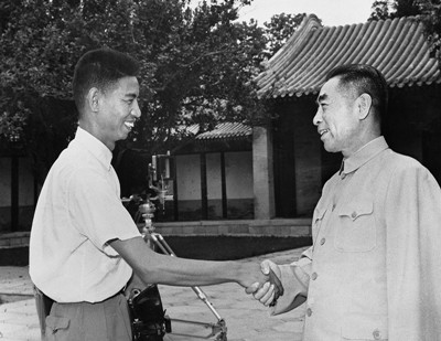 1960年杜修贤担任了周恩来的专职摄影记者_副本.jpg