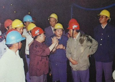 1552213035123329.jpg 丁文斌与专家和掘进队领导研究处理塌方方案。_副本.jpg