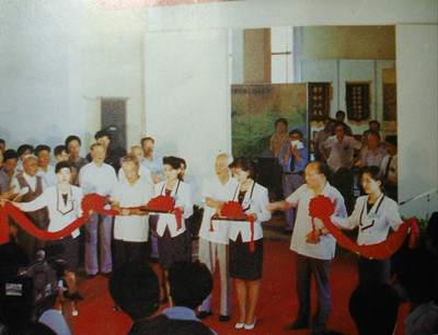 1552213148636310.jpg 万里委员长、邹家华副总理为“引青济秦工程汇报展览”剪彩。_副本.jpg