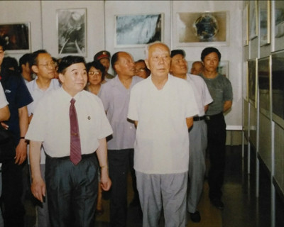 1552213410860636.jpg 丁文斌(左)向万里委员长汇报_副本.jpg