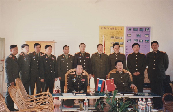 1556837395487765.jpeg 中老军事物资交接签字仪式(后排右4为王忠田).jpeg