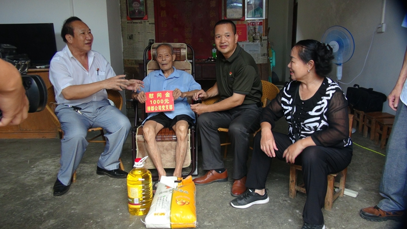 慰问参加解放战争老兵黄立军.JPG