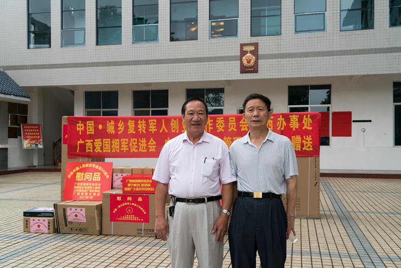 与广西军区原副司令员肖石桥慰问金鸡山官兵.jpg
