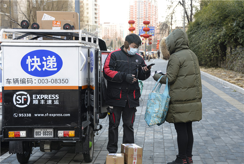 16.快递员在院外交接.jpg
