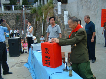 (无水印)2004年9月17日资助贫困学生1_副本.jpg