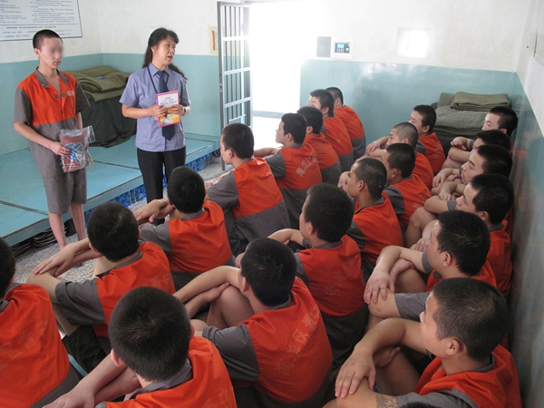 栗翠华给大墙内甘肃舟曲的小杰送衣服并对孩子们进行法制教育_副本.jpg