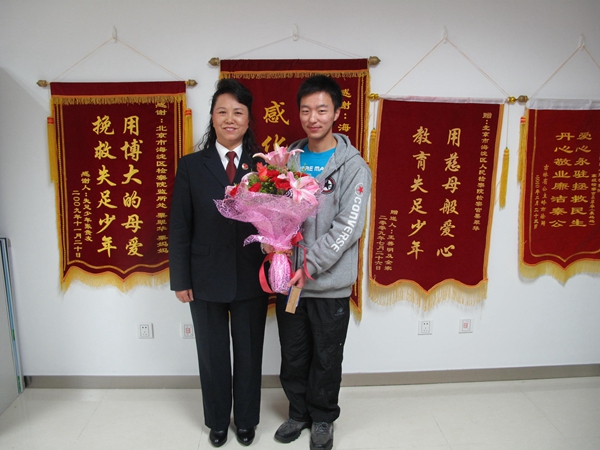 2012年春节，栗妈妈帮助过的青少年小杰买来鲜花到彩虹之家看望栗妈妈_副本.jpg