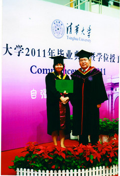 1586939326100522.jpg 清华大学校长给女儿颁发毕业证书.jpg