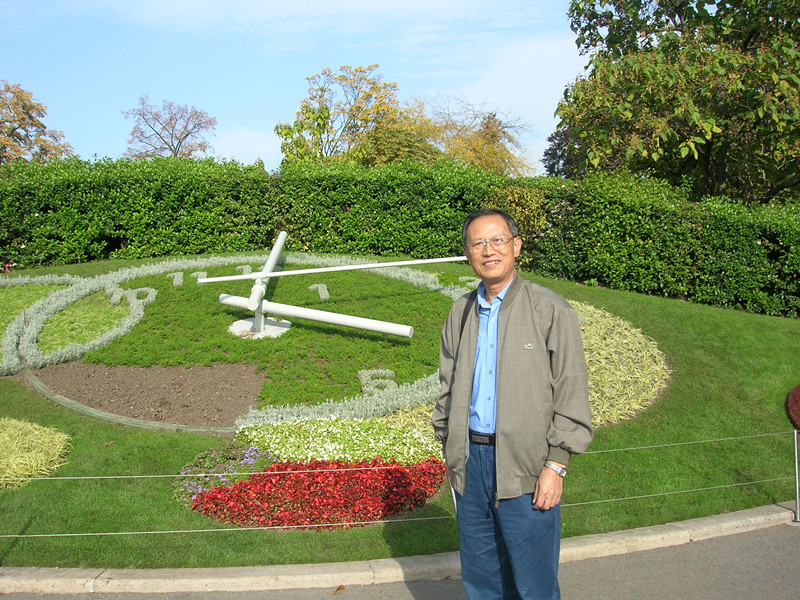 1589761900286849.jpg 12.张林初2008年在日内瓦参加 国际学术碎期间留影于日内瓦大花钟_副本.jpg