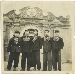 1597826432927291.jpg 校门前合影.jpg