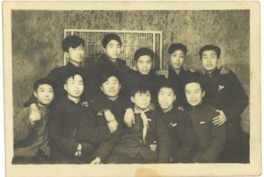 1597826464862442.jpg 与初二2班部分同学合影.jpg