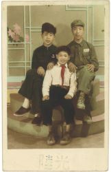 1597826483708217.jpg 与同班张吾乐、王丰年同学合影.jpg