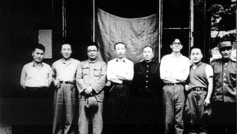 1951年停战谈判代表团部分成员合影.jpg