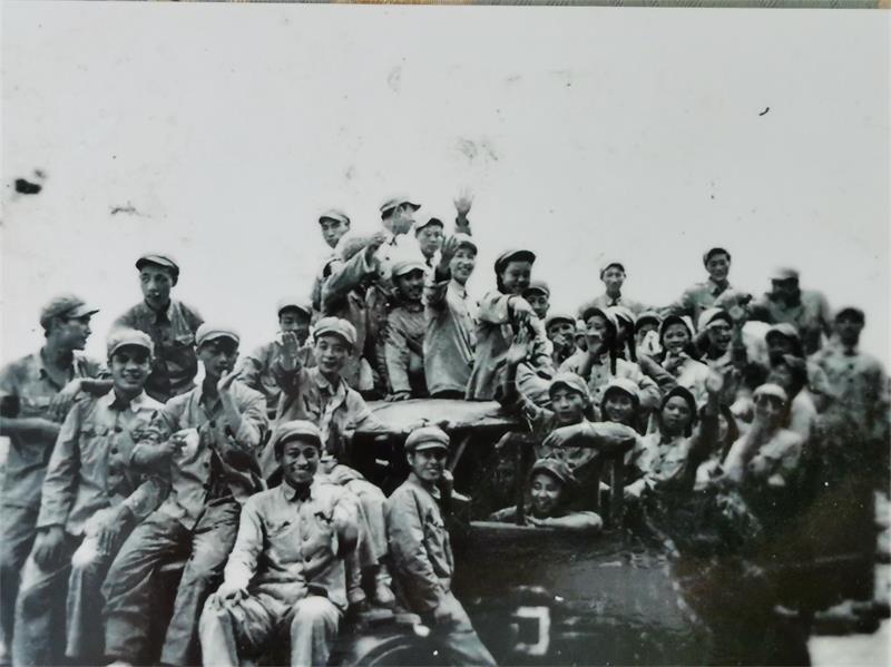 到前线去慰问，登上卡车准备出发.jpg