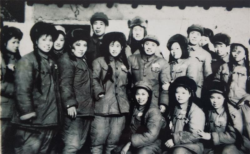1951年12月在亲手盖的干打垒前留影_看图王2.jpg