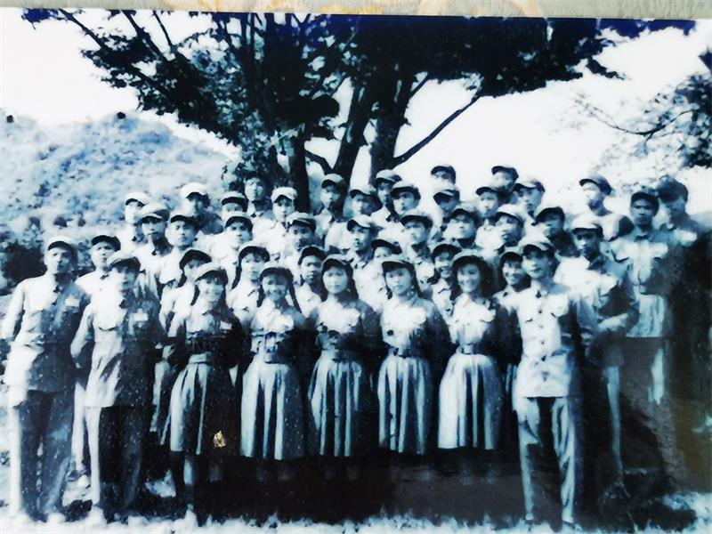 在阵地上给志愿军战士演出.jpg