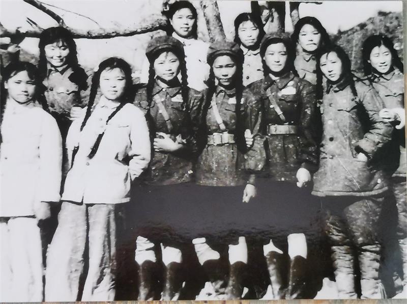 与文工队的战友们合影2.jpg