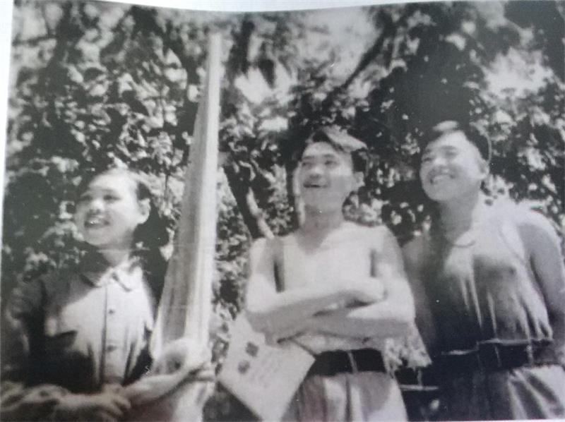 自编自演的诗朗诵歌舞《炮兵战斗在老秃山》获奖后与主创人员在一起.jpg