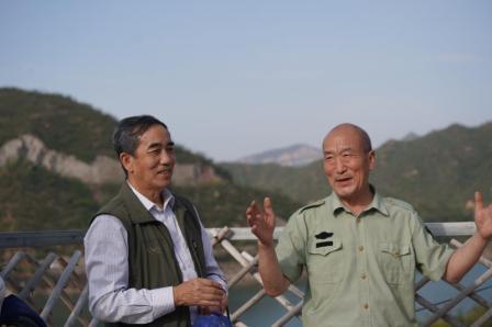 1603017103616086.jpg 3、河北鹿鸣岭农业开发有限公司的创始人,总经理张岳军,满怀深情地向河北博客联盟采风团成员分享自己创业征途的苦与乐,引发大家由衷的敬佩与感慨。郭玲摄.jpg