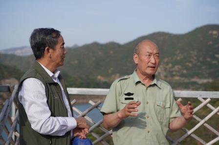 1603017115420893.jpg 河北鹿鸣岭农业开发有限公司的创始人,总经理张岳军,满怀深情地向河北博客联盟采风团成员分享自己创业征途的苦与乐,引发大家由衷的敬佩与感慨。郭玲摄.jpg