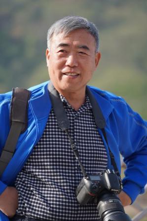 1603017134332162.jpg 河北博客联盟主席李东顺,是我们团队的领头人。他带领这个团队,倡导、策划、组织了许许多多的公益活动。此次鹿鸣岭采风活动,他既是组织者,又是参与者,不仅以文字记述,还以摄影记录,为发挥团队优势,做了很多有价值有意义的工作。 郭玲摄.jpg