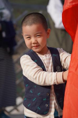 1603017227293519.jpg 在我们此次采风活动的成员中,还有一位5周岁的小朋友。他从老爷爷的讲述中,仿佛明白了什么样的人才是最值得尊重的。看着他信心满满的样子,我的镜头不由自主地瞄准了他。郭玲摄.jpg