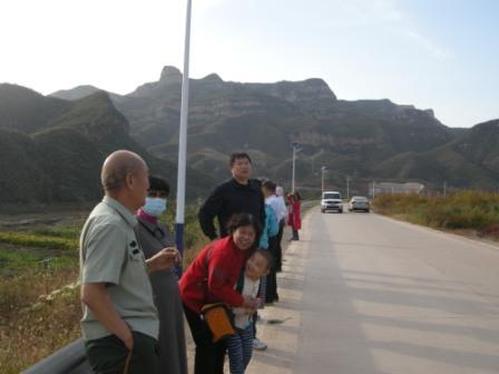 1603017250771990.jpg 爱听爷爷讲鹿鸣岭 马利娟摄.jpg