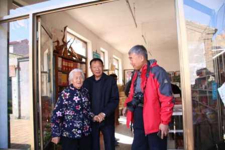 1603017262402131.jpg 不忘老模范 曹书杰摄.jpg